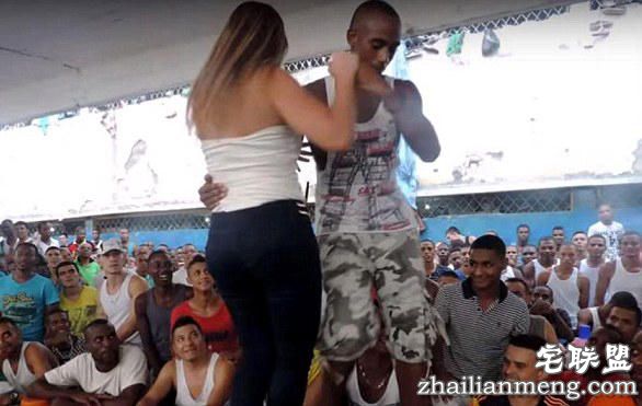 哥伦比亚女监狱长在犯人面前跳电臀舞遭处分