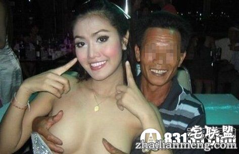 太给力！云南摸奶节女子半遮奶随便摸