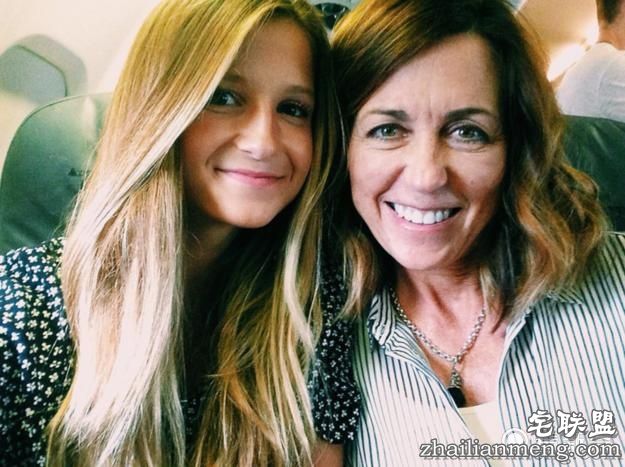 大写的“囧”:妈妈跑错女儿宿舍躺别人床上玩自拍