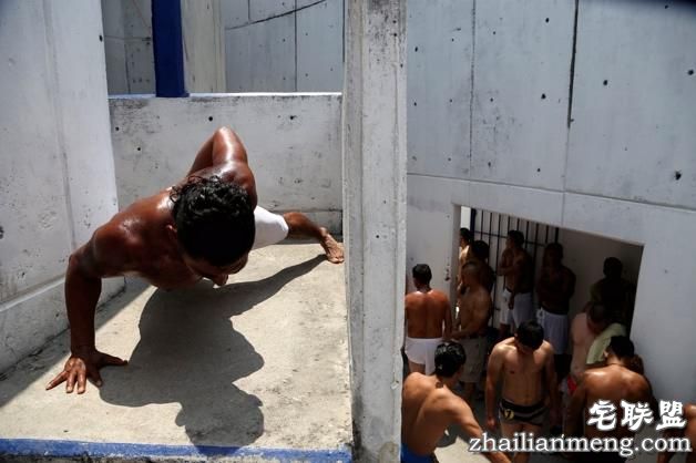 在监狱里争当老大，囚犯们都拼了！