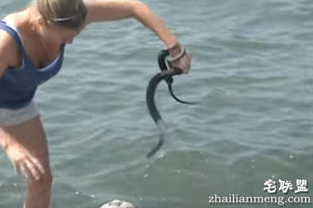 开始不知道她趴在湖边干嘛，但是接下来她的行为令人难以置信！