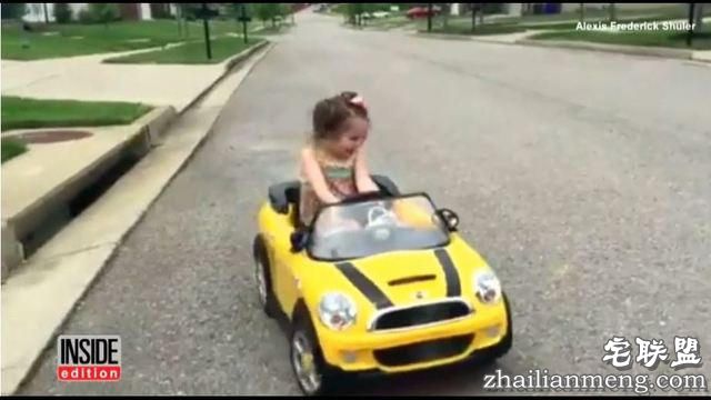 美国2岁萌娃开玩具车上路，警察开罚单她问“这是什么?”