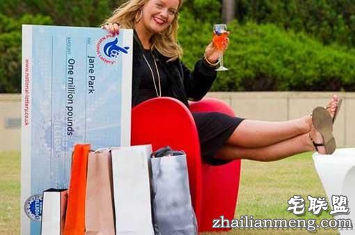 英国少女17岁中百万巨奖，挥霍3年后男友与其分手！