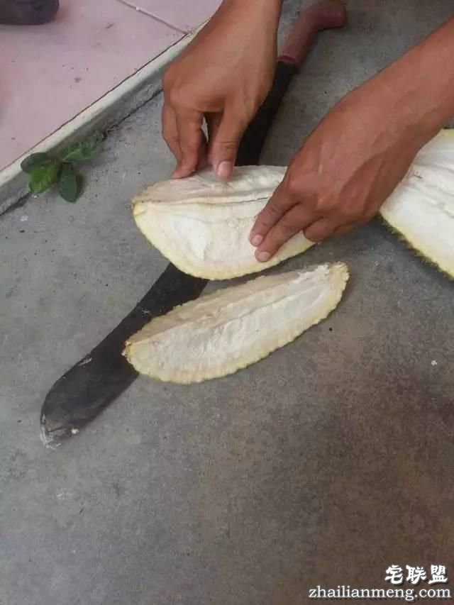 一哥们特别开心说，他花费7元就在网上买到了一个榴莲｜呵呵