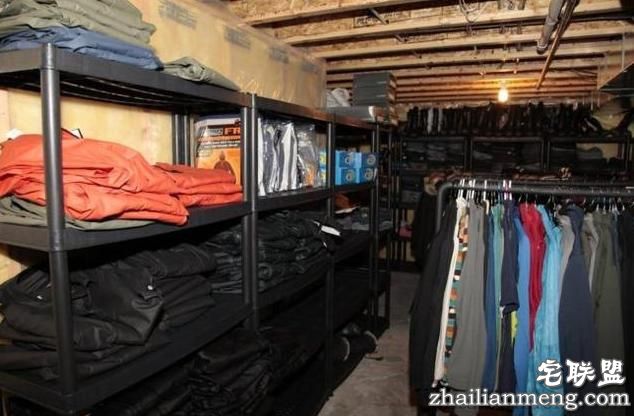 警察抓住传奇大盗后搜查其住所，推开门进去现场所有人被惊呆了！