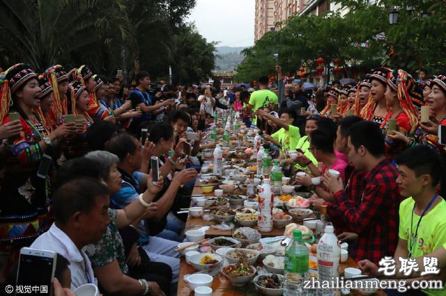 现实版“连连看”！云南墨江1000余对双胞胎共享长街宴