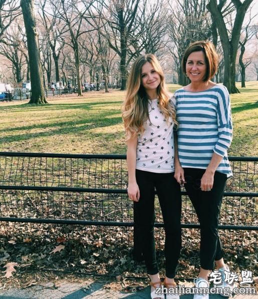 大写的“囧”:妈妈跑错女儿宿舍躺别人床上玩自拍