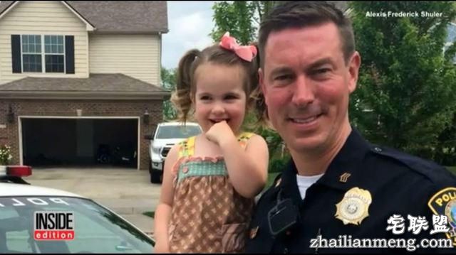 美国2岁萌娃开玩具车上路，警察开罚单她问“这是什么?”