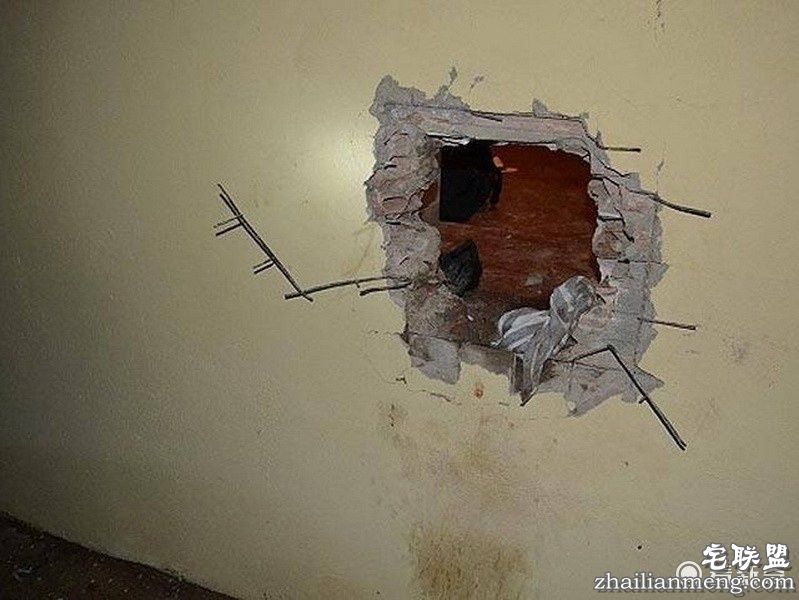 囚犯也要减肥啊 不然越狱的时候会卡肚子！