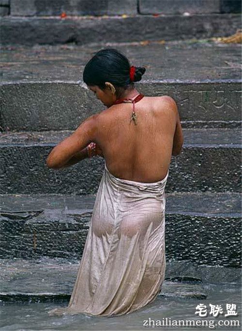 尼泊尔女人露天洗澡引围观 画面香艳令人血脉喷张！