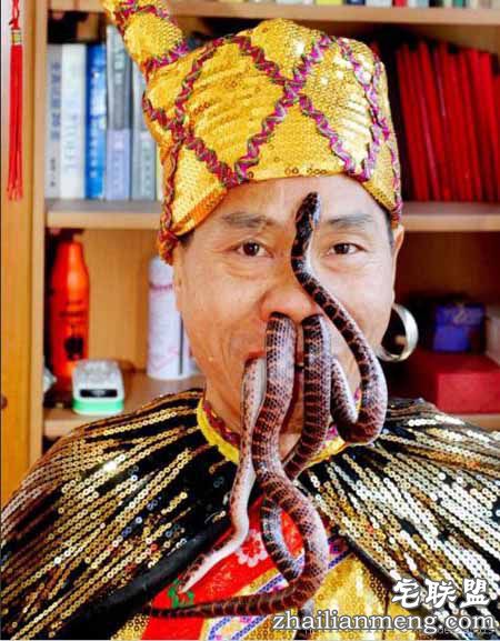 生吞活蛇：蛇放入鼻中并从口中钻出 太变态了！