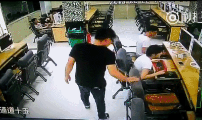 糗GIF榜：当你遇到前男友时，要不要这么夸张 ~