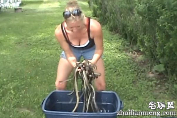 开始不知道她趴在湖边干嘛，但是接下来她的行为令人难以置信！