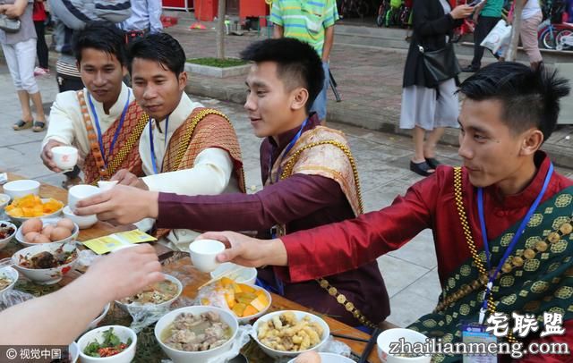 现实版“连连看”！云南墨江1000余对双胞胎共享长街宴