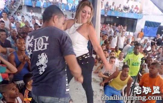 哥伦比亚女监狱长在犯人面前跳电臀舞遭处分