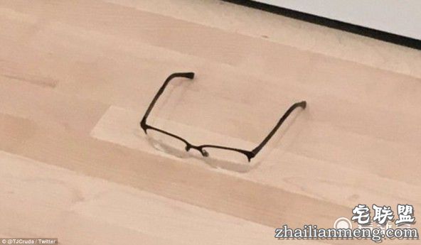 他随手把眼镜放地板上 竟被人当艺术品围观拍照！