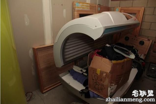 警察抓住传奇大盗后搜查其住所，推开门进去现场所有人被惊呆了！