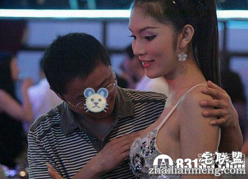 太给力！云南摸奶节女子半遮奶随便摸