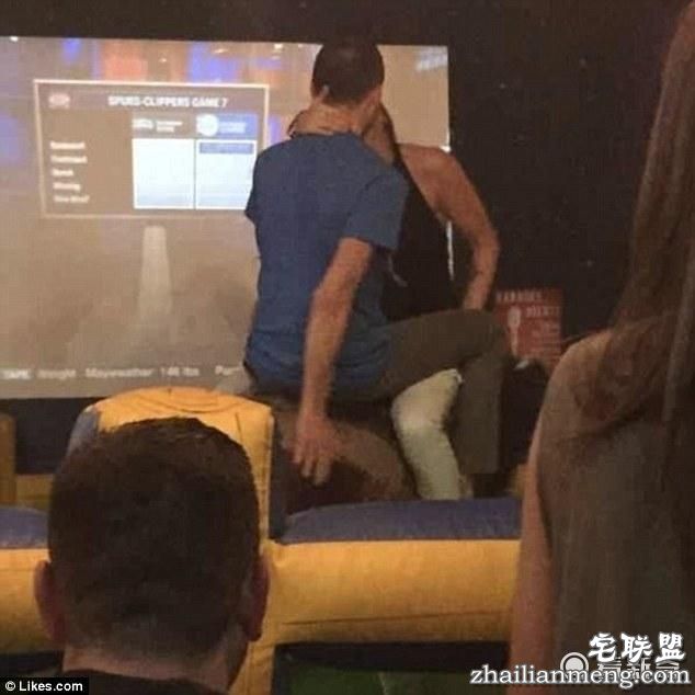 国外这组公共场合亲热照 尺度有点大啊（图）