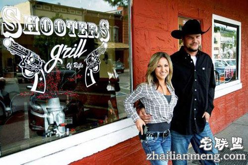 美国一餐厅女店员全都配枪上班