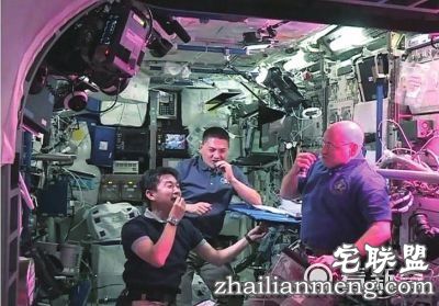 国际空间站宇航员首次品尝太空蔬菜