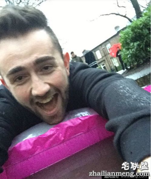 真会玩!50万人围观一水坑 坑里一瓶水卖60万惊掉下巴