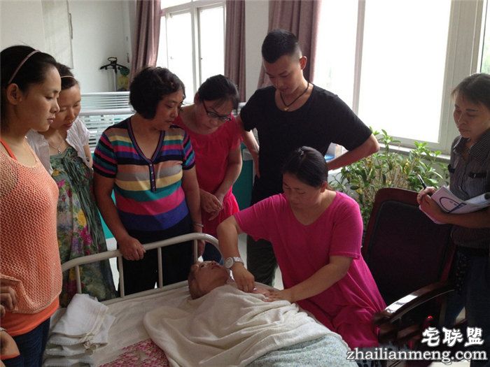 80后小伙当职业催乳师 真人催乳过程曝光