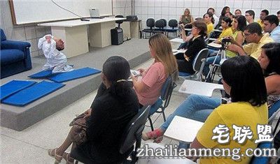 奇迹！畸形男：活着就能改变全球