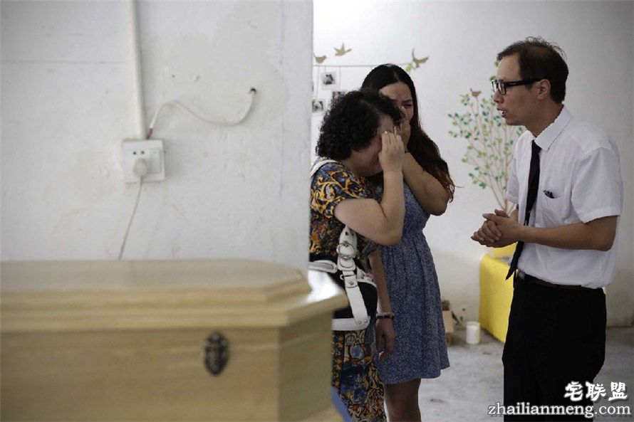 上海现宠物狗最豪华葬礼 百万豪车送行