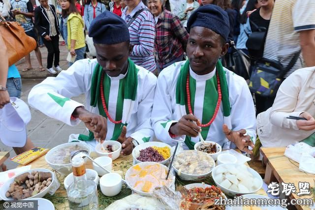 现实版“连连看”！云南墨江1000余对双胞胎共享长街宴