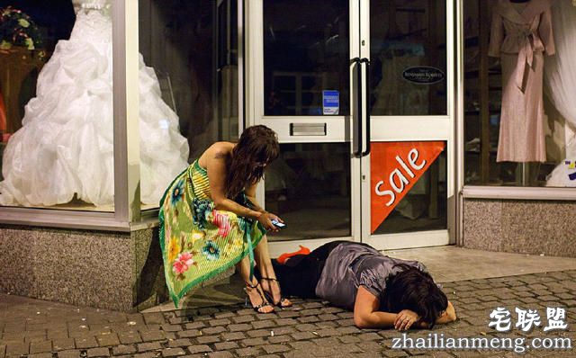 实拍：夜后英国街头的醉酒百态