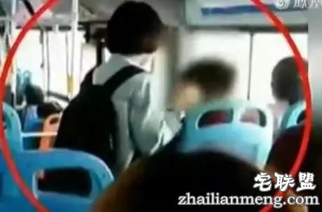 公交车女色狼对多个男人上下其手