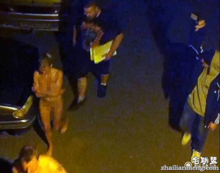 俄男子冒充警察扫黄 逼迫嫖客妓女裸体游街