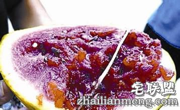 切开西瓜肚内长18厘米长小草 奇特现象！