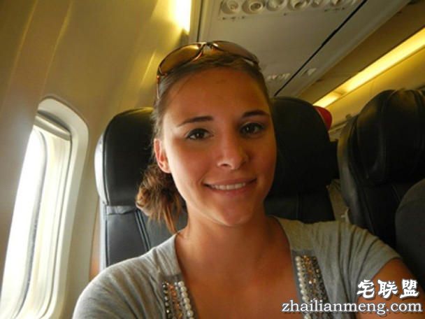 美女“色狼”在客机上非礼女乘客，上下其手