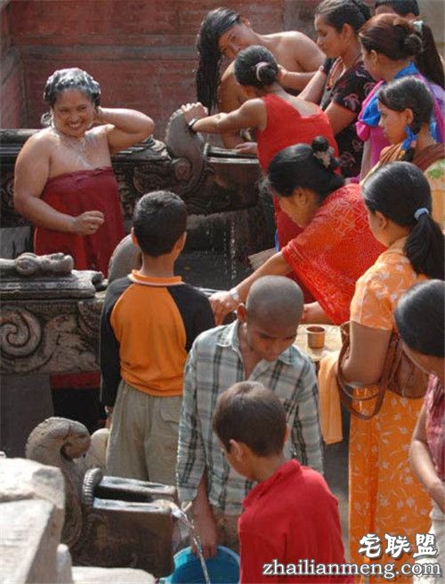 尼泊尔女人露天洗澡引围观 画面香艳令人血脉喷张！