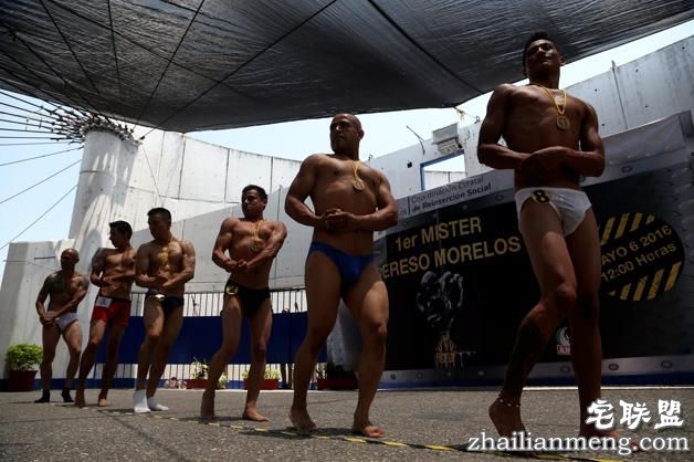 在监狱里争当老大，囚犯们都拼了！