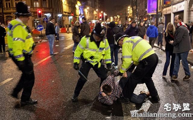 实拍：夜后英国街头的醉酒百态