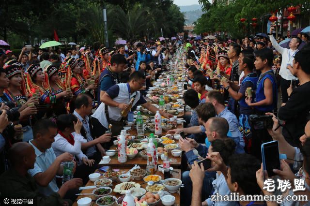 现实版“连连看”！云南墨江1000余对双胞胎共享长街宴