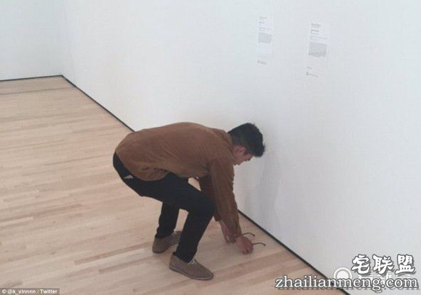 他随手把眼镜放地板上 竟被人当艺术品围观拍照！