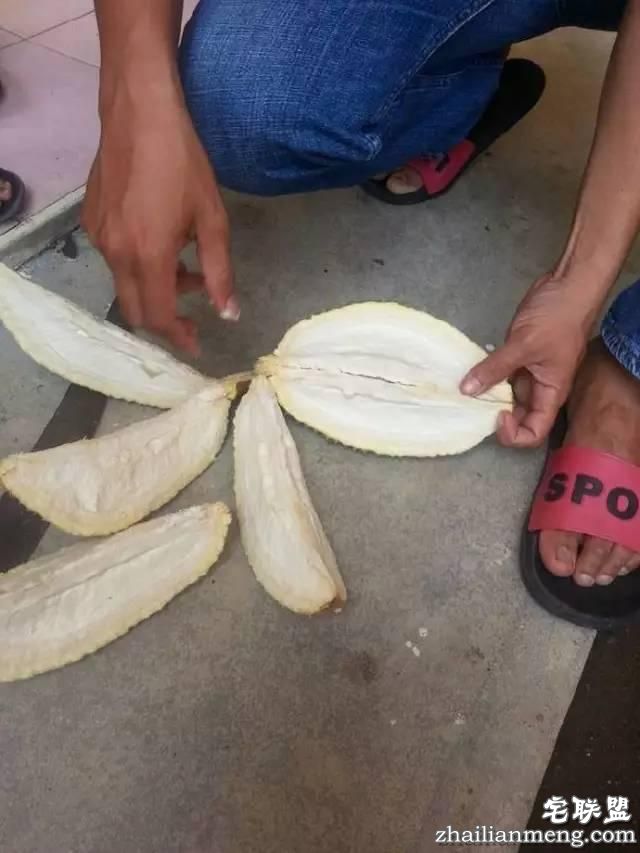 一哥们特别开心说，他花费7元就在网上买到了一个榴莲｜呵呵