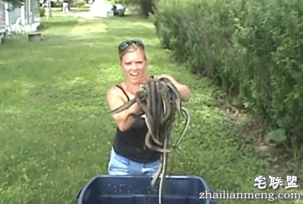 开始不知道她趴在湖边干嘛，但是接下来她的行为令人难以置信！