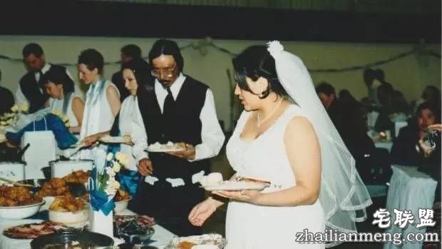 婚礼请大家吃500块肯德基，今年开1400里只为老婆吃全家桶