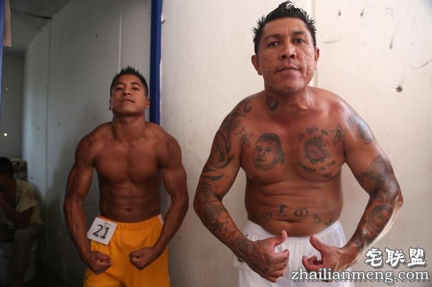 在监狱里争当老大，囚犯们都拼了！