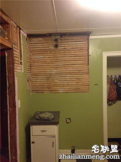 夫妻翻修厨房,没想到墙里的东西让他们直接吐了！