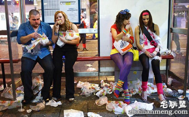 实拍：夜后英国街头的醉酒百态