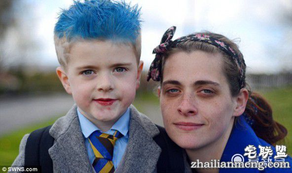 英国5岁小男孩把头发染成蓝色 老师：洗了再来