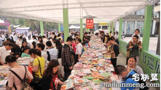 重庆街头书论斤卖不便宜却火了 剖析消费者购物心理