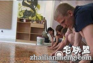 有钱就是任性！他们用这个来铺地板