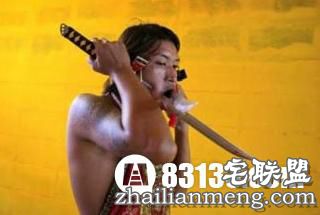 重口味!人体穿刺 姐看着都疼! 